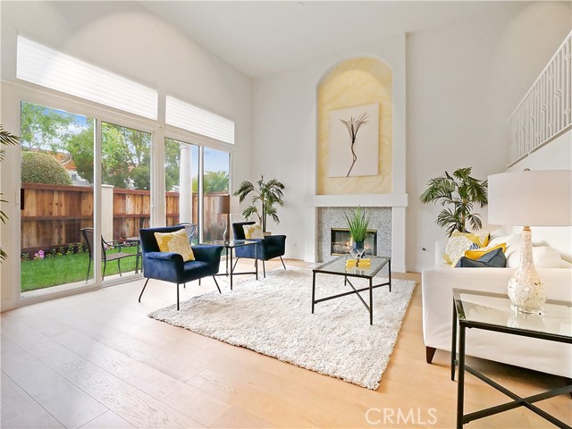 Living Room
Vaulted Ceiling