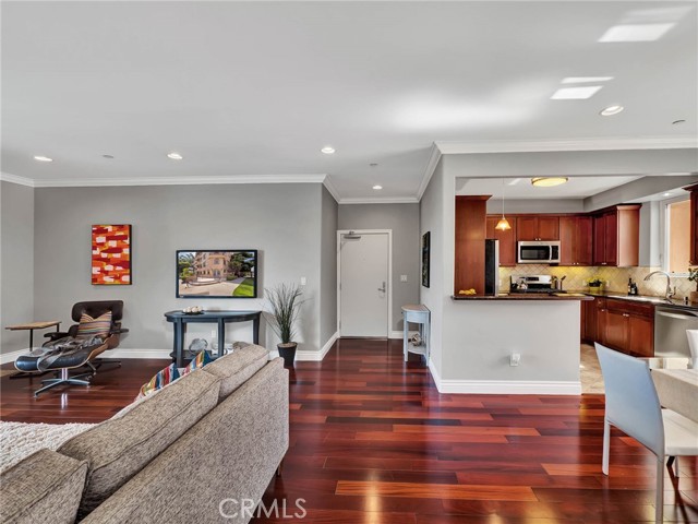 Detail Gallery Image 8 of 21 For 11280 La Maida #401,  North Hollywood,  CA 91601 - 3 Beds | 2/1 Baths