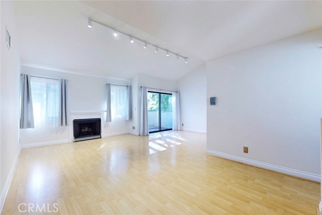 Detail Gallery Image 11 of 38 For 10504 Sunland Blvd Bld #5,  Sunland,  CA 91040 - 2 Beds | 2 Baths