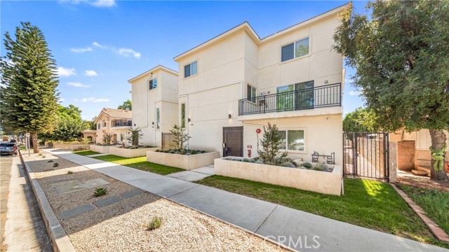 Detail Gallery Image 3 of 26 For 17158 Chatsworth St #4,  Granada Hills,  CA 91344 - 3 Beds | 2/1 Baths