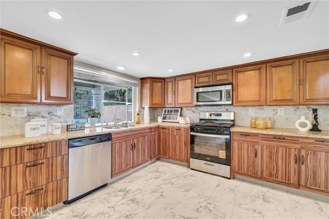 Detail Gallery Image 10 of 28 For 15586 Quiet Oak, Chino Hills,  CA 91709 - 5 Beds | 3 Baths