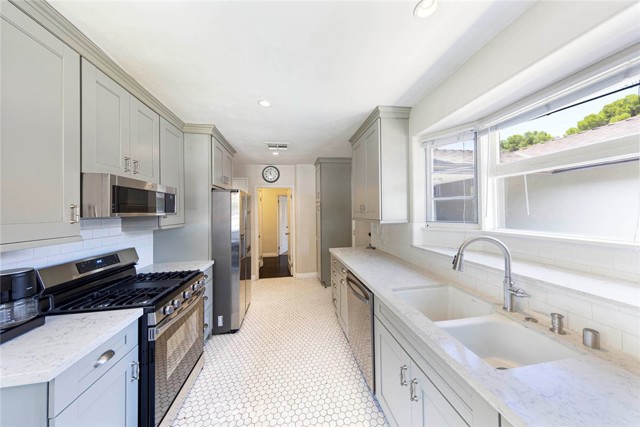 Detail Gallery Image 9 of 25 For 206 S Center St, Orange,  CA 92866 - 4 Beds | 3/1 Baths