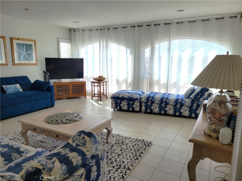 https://media.crmls.org/medias/72a69131-8086-4fe7-8bab-c04ae2ead112.jpg?preset=X-Large
