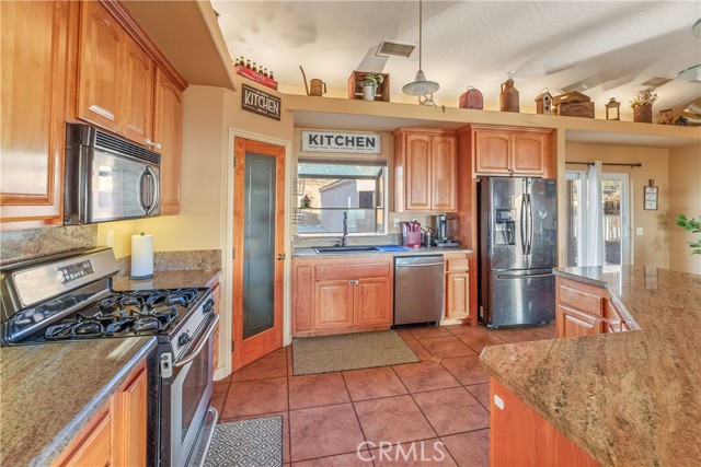 Detail Gallery Image 16 of 43 For 23053 Roundup Way, Apple Valley,  CA 92308 - 3 Beds | 2/1 Baths