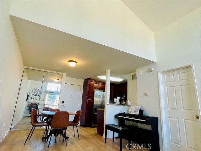 Detail Gallery Image 2 of 3 For 5565 Canoga #320,  Woodland Hills,  CA 91367 - 1 Beds | 1 Baths