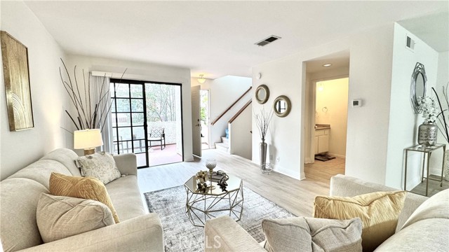Detail Gallery Image 2 of 15 For 2971 Plaza Del Amo #243,  Torrance,  CA 90503 - 2 Beds | 2/1 Baths