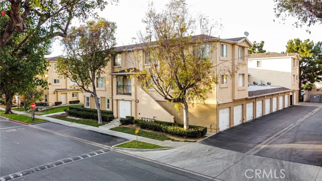 Detail Gallery Image 3 of 27 For 1061 Harbor Heights #B,  Harbor City,  CA 90710 - 3 Beds | 2/1 Baths