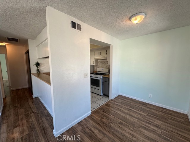 Detail Gallery Image 4 of 37 For 5500 Dobbs St #8,  Los Angeles,  CA 90032 - 2 Beds | 1 Baths