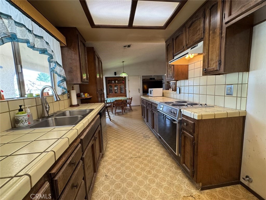 https://media.crmls.org/medias/72affaa5-b10a-4fed-ab63-16eee8410c62.jpg?preset=X-Large