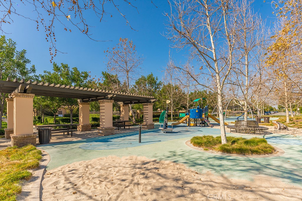 https://media.crmls.org/medias/72b1ae44-208e-446e-a7f8-a2470f00705f.jpg?preset=X-Large