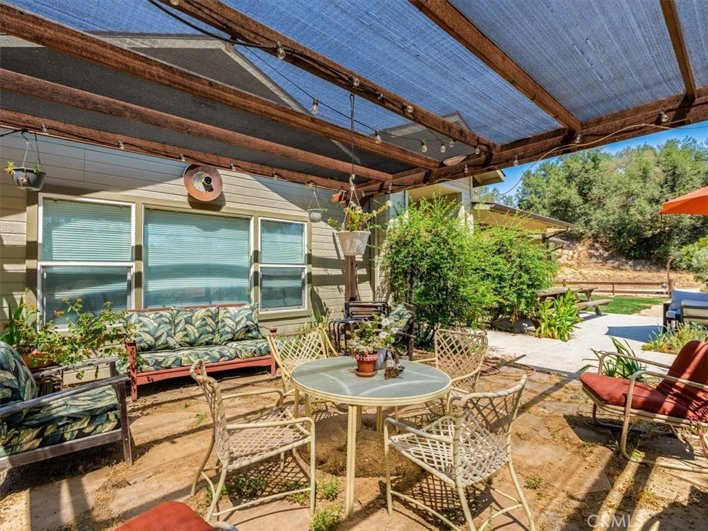 https://media.crmls.org/medias/72b9311b-9077-42c1-893c-bf9f6e3fbe94.jpg?preset=X-Large