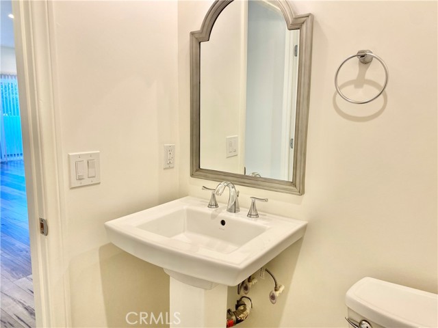 Detail Gallery Image 13 of 37 For 7327 Kester Ave #4,  Van Nuys,  CA 91405 - 4 Beds | 3/1 Baths