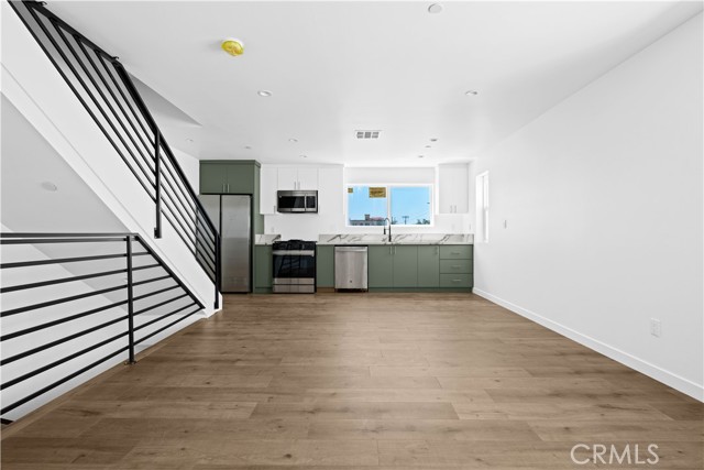 Detail Gallery Image 15 of 29 For 6830 Hazeltine Ave, Van Nuys,  CA 91405 - 4 Beds | 4/1 Baths