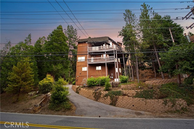 825 Grass Valley Road, Lake Arrowhead CA: https://media.crmls.org/medias/72bb8538-add7-4047-9c66-96fc64785a56.jpg