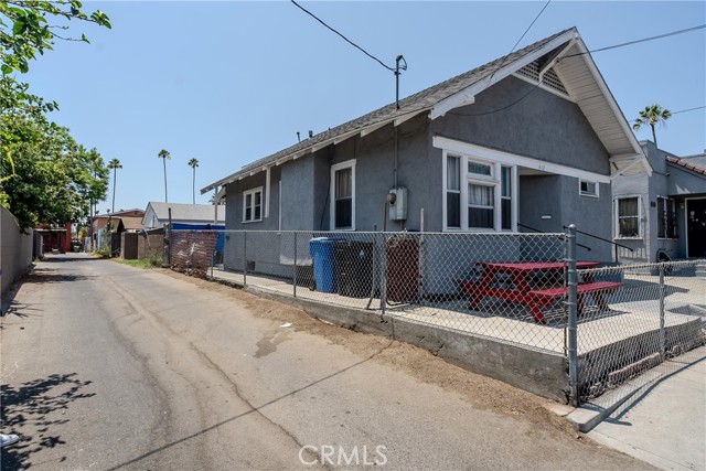 2500 Trinity Street, Los Angeles CA: https://media.crmls.org/medias/72bd121f-79e5-44ee-b8a9-c87e57506659.jpg