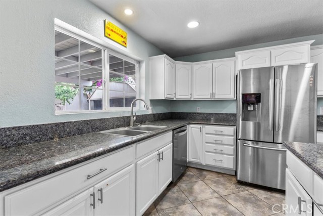 Detail Gallery Image 7 of 28 For 17381 Seville Ct, Fontana,  CA 92335 - 3 Beds | 2 Baths