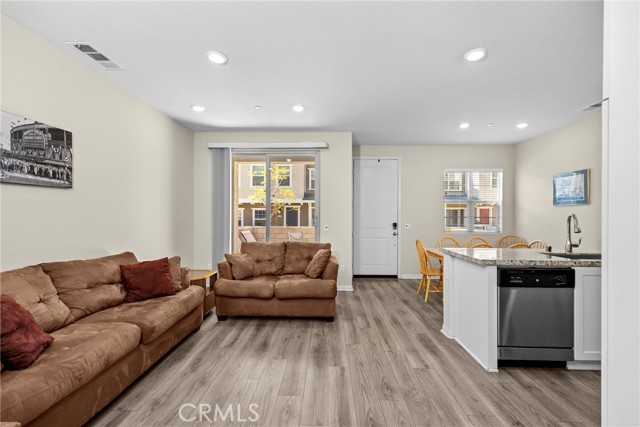 Detail Gallery Image 13 of 27 For 22886 Concord, Saugus,  CA 91350 - 2 Beds | 2/1 Baths