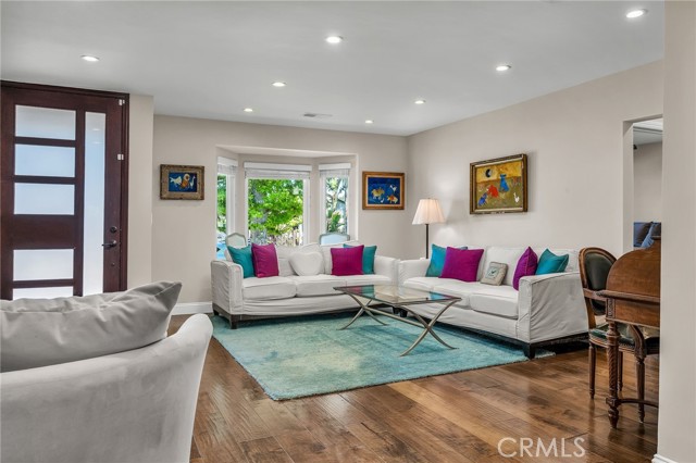Detail Gallery Image 6 of 34 For 5948 Hesperia Ave, Encino,  CA 91316 - 3 Beds | 2/1 Baths