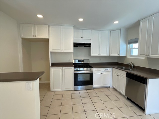 2641 Santa Ana Avenue, Costa Mesa CA: https://media.crmls.org/medias/72c6c208-5230-4154-94a7-a466b934c4bd.jpg