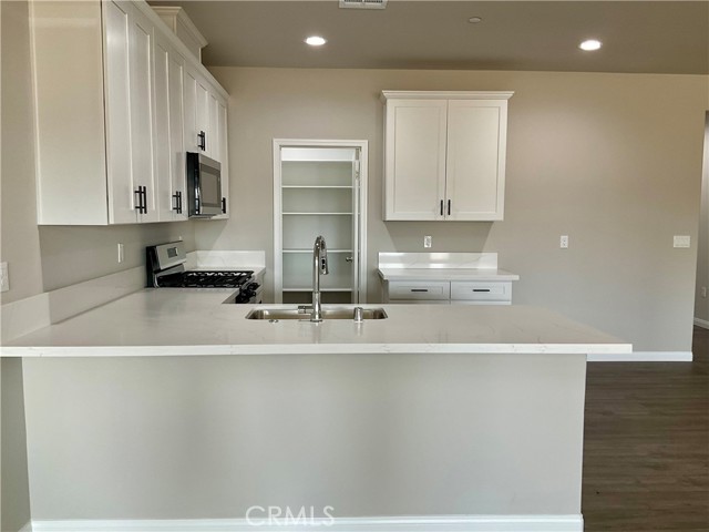 Detail Gallery Image 12 of 34 For 5103 Cohiba Ct, Bakersfield,  CA 93307 - 6 Beds | 3 Baths