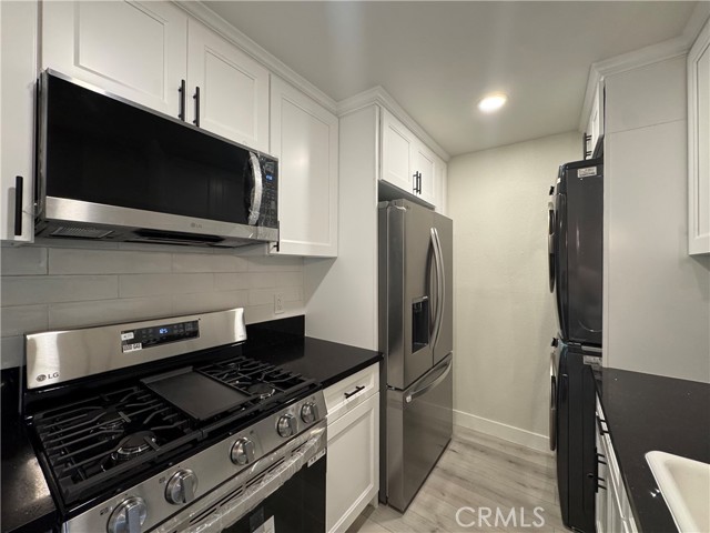 Detail Gallery Image 7 of 26 For 3219 Colorado, Santa Monica,  CA 90404 - 2 Beds | 2 Baths