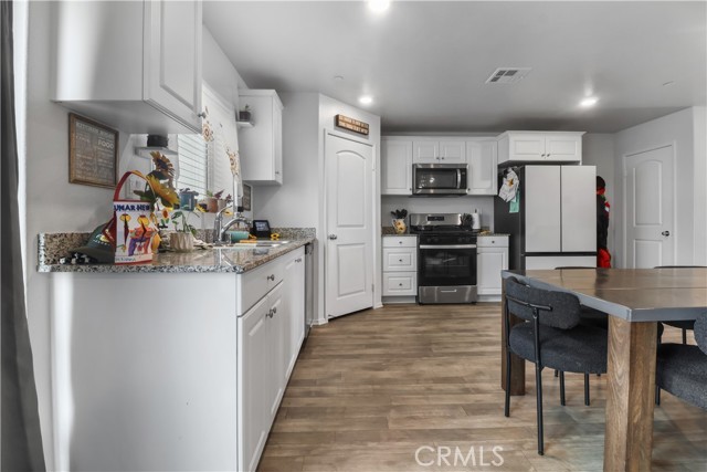 Detail Gallery Image 5 of 18 For 10292 Vanessa Ct, Adelanto,  CA 92301 - 4 Beds | 2/1 Baths