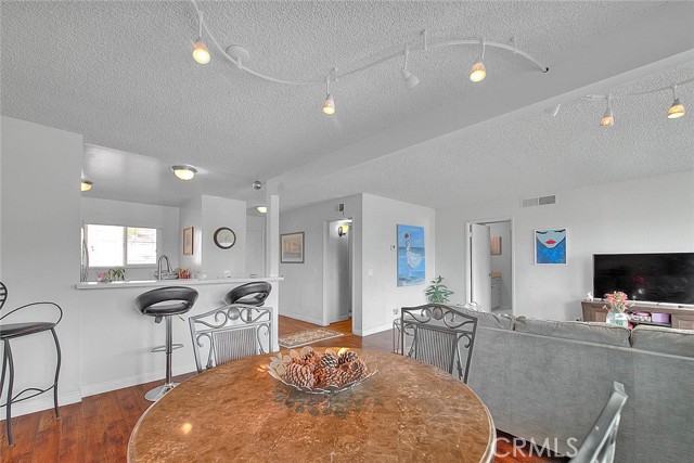 Detail Gallery Image 6 of 21 For 2940 N Verdugo Rd #409,  Glendale,  CA 91208 - 2 Beds | 2 Baths
