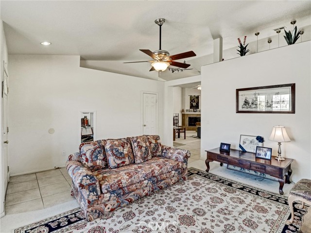 15900 Avenida Atezada, Desert Hot Springs CA: https://media.crmls.org/medias/72cf268d-9a6d-4985-9f74-c273cd0fb140.jpg