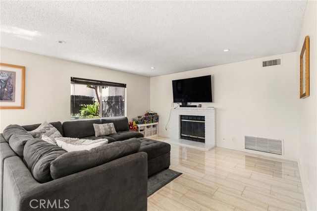 Detail Gallery Image 4 of 28 For 11545 Honeyglen, Pacoima,  CA 91331 - 3 Beds | 3 Baths