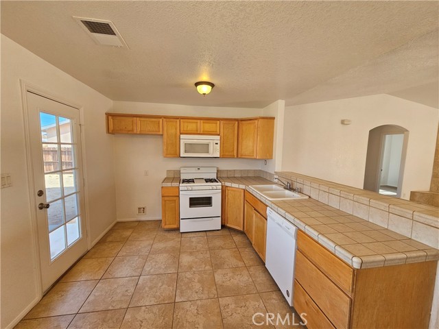9841 Sally Avenue, California City CA: https://media.crmls.org/medias/72d39cf2-f8e9-4870-af5d-96fd307974d0.jpg