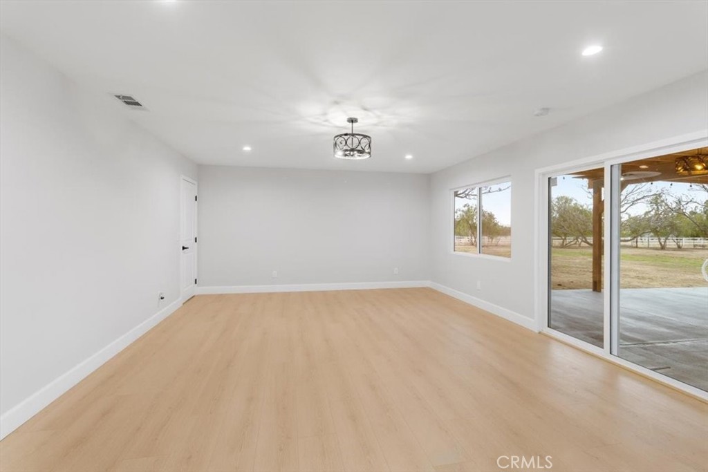 https://media.crmls.org/medias/72d70566-105c-4edc-85a9-80e37e4da82a.jpg?preset=X-Large