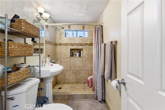 Detail Gallery Image 7 of 19 For 12736 Foothill Bld, Sylmar,  CA 91342 - 3 Beds | 2 Baths