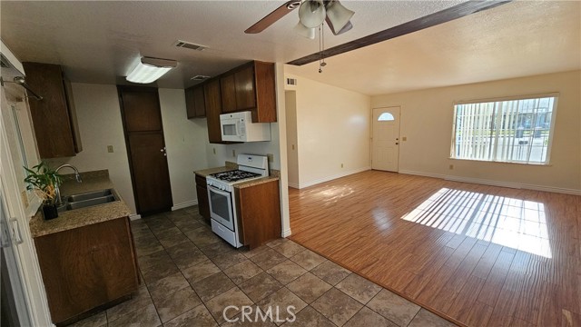 801 Belinda Lane, Redlands CA: https://media.crmls.org/medias/72dc4a63-0cdc-478c-8866-cc09d72ca915.jpg