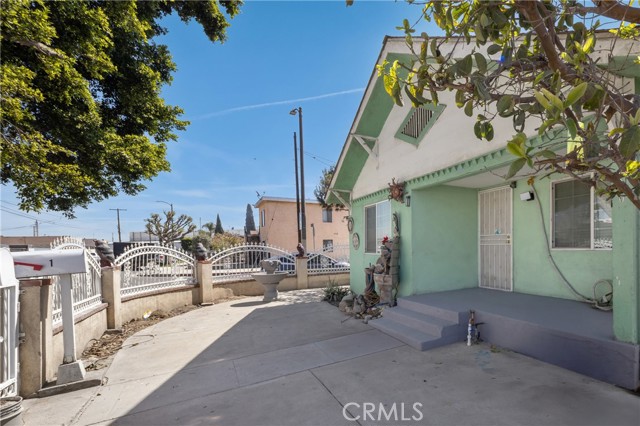 Detail Gallery Image 4 of 33 For 1550 E Sandison St, Wilmington,  CA 90744 - 6 Beds | 2 Baths