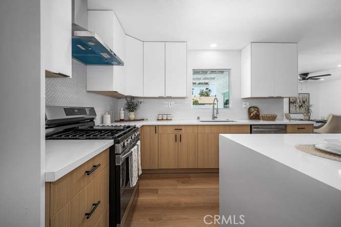 https://media.crmls.org/medias/72e0d423-84f5-46ae-b6c3-3979b9b6463c.jpg?preset=X-Large