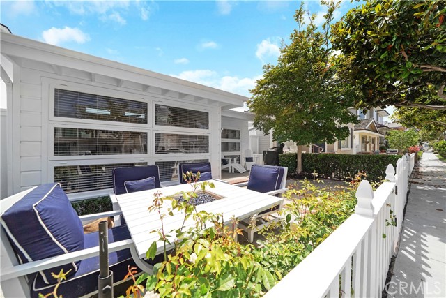 Detail Gallery Image 3 of 25 For 2027 Miramar Dr, Newport Beach,  CA 92661 - 2 Beds | 1/1 Baths