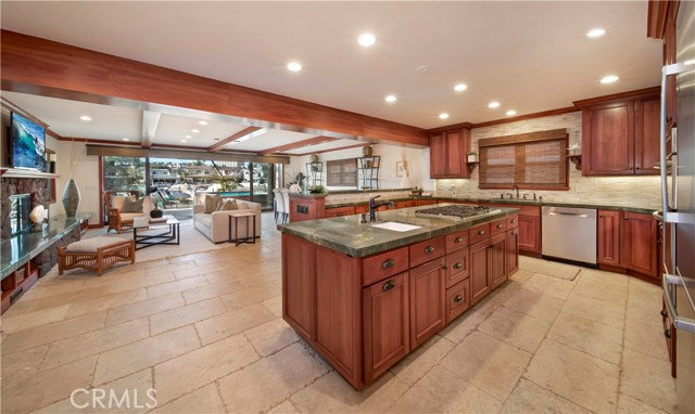 3908 Channel Place, Newport Beach CA: https://media.crmls.org/medias/72e5fb97-d7fd-42d4-907b-9eae5fab4166.jpg