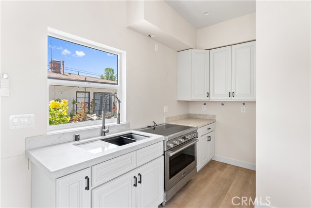 Detail Gallery Image 1 of 13 For 925 W Maple Ave, Orange,  CA 92868 - 2 Beds | 2 Baths