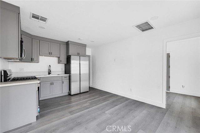 10527 Burin Ave, Inglewood CA: https://media.crmls.org/medias/72e6899e-8447-40c7-b5af-5df0ef52b33b.jpg