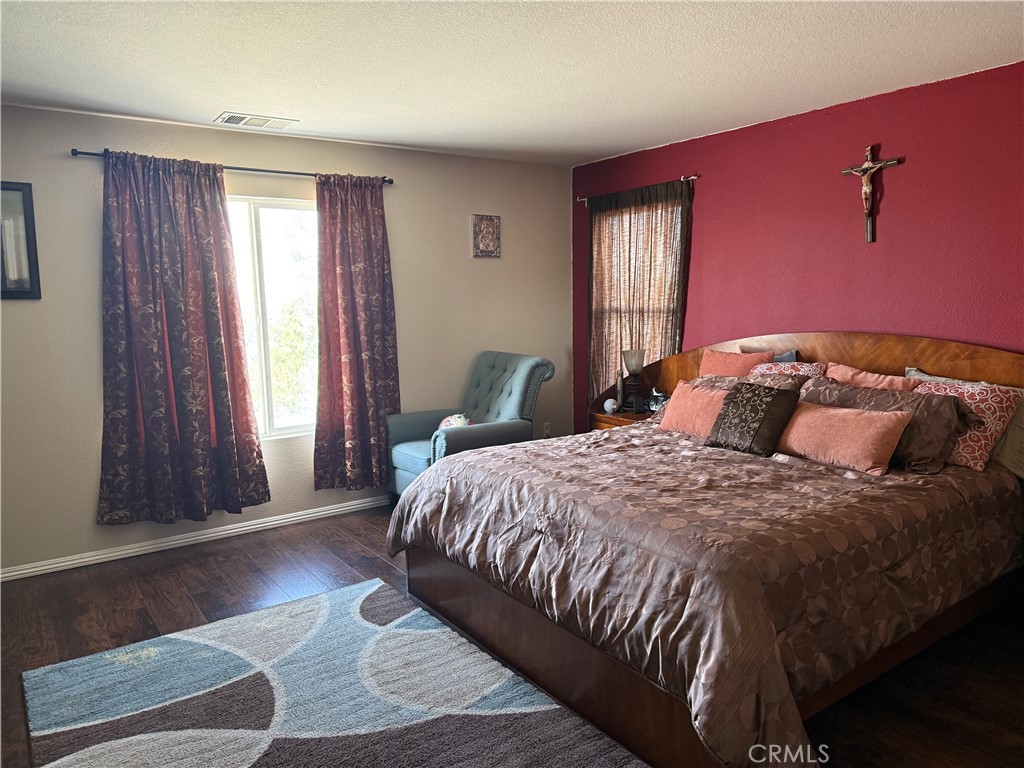 https://media.crmls.org/medias/72e78bff-b7a9-47ea-b1c4-9821cc268ac6.jpg?preset=X-Large
