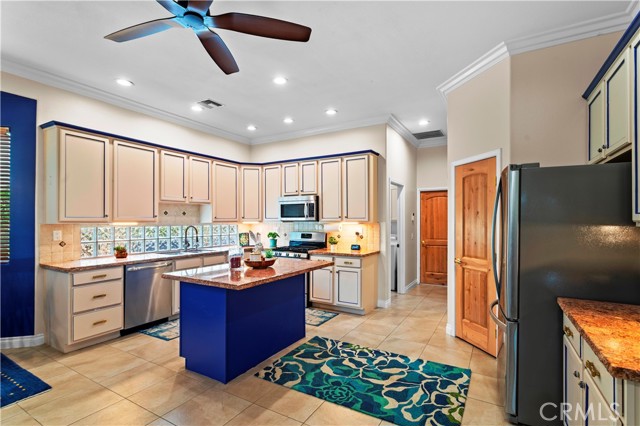 79 Sedona Court, Palm Desert CA: https://media.crmls.org/medias/72ebaa4f-c76b-4b02-8910-528d1716d2a6.jpg