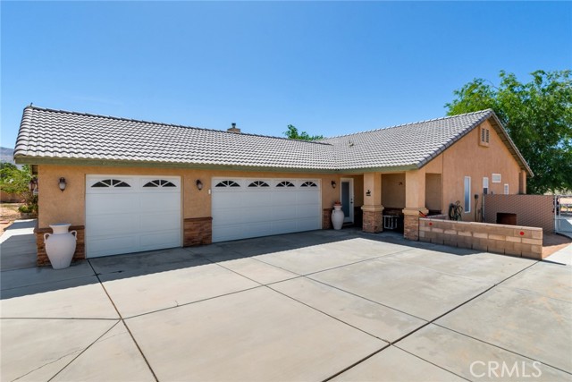 Detail Gallery Image 3 of 55 For 23465 Cherokee Rd, Apple Valley,  CA 92307 - 5 Beds | 3/1 Baths