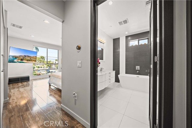 Detail Gallery Image 29 of 45 For 4485 Hazeltine Ave #1,  Sherman Oaks,  CA 91423 - 2 Beds | 2/1 Baths