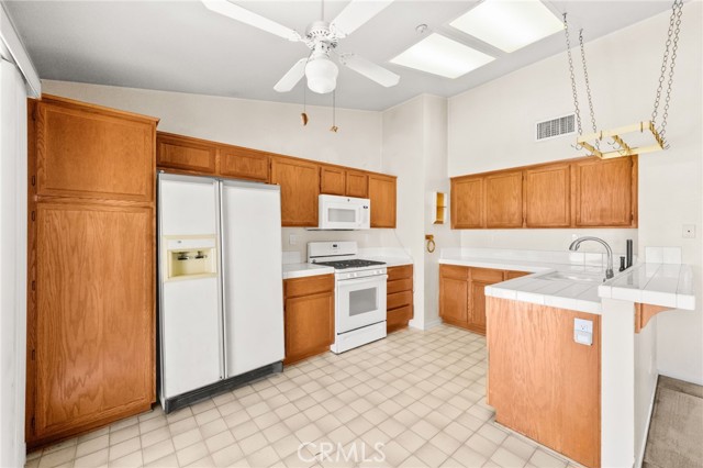 2755 Cambridge Avenue, Hemet CA: https://media.crmls.org/medias/72ed3ddb-7078-41e5-8eb6-d485eb59a23b.jpg