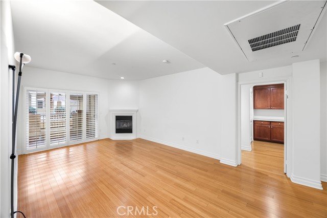 Detail Gallery Image 3 of 37 For 15206 Burbank Bld #104,  Sherman Oaks,  CA 91411 - 2 Beds | 2/1 Baths