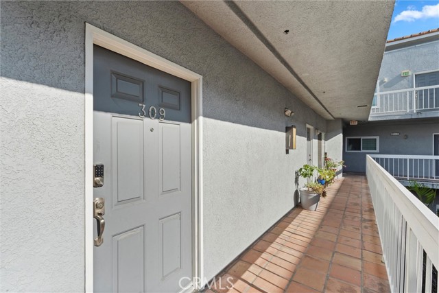 10925 Blix Street, Toluca Lake CA: https://media.crmls.org/medias/72f18ad6-2afe-4f3a-b30f-d768acc721d1.jpg