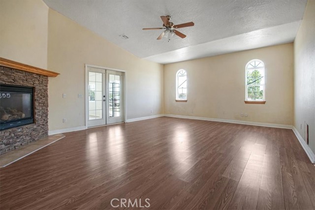 12771 Elm Street, Oak Hills CA: https://media.crmls.org/medias/72f28bdf-516d-4531-97bf-e1bea5c052c3.jpg