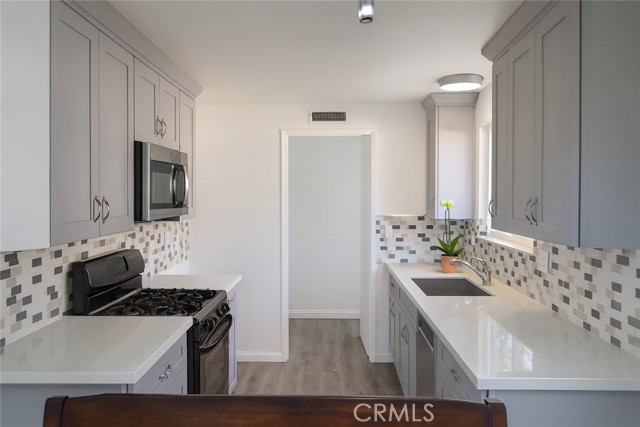 Detail Gallery Image 11 of 30 For 17451 Newland, Huntington Beach,  CA 92647 - 3 Beds | 2 Baths