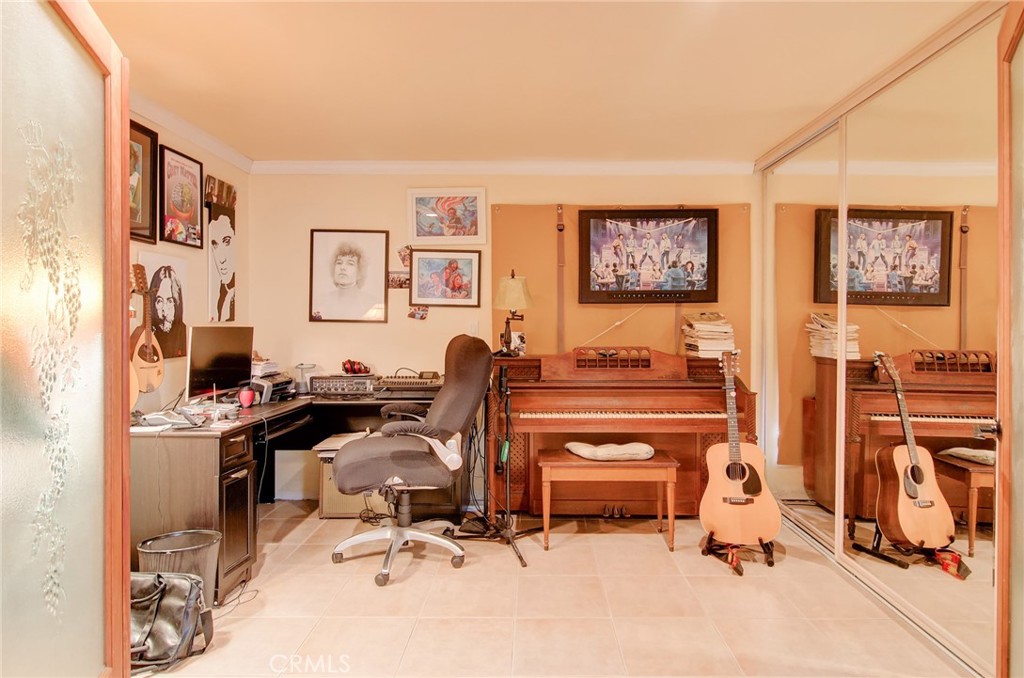 https://media.crmls.org/medias/72f63dc9-8d0a-47c3-a457-4b569f50e3bd.jpg?preset=X-Large