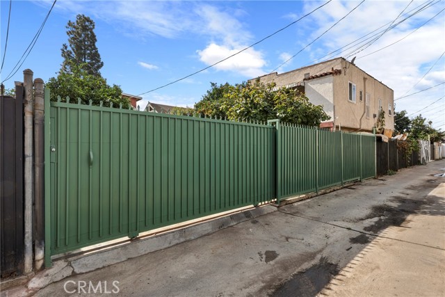 341 W 42nd St, Los Angeles CA: https://media.crmls.org/medias/72f65e94-4c52-44db-b9dd-5dcf92624e93.jpg